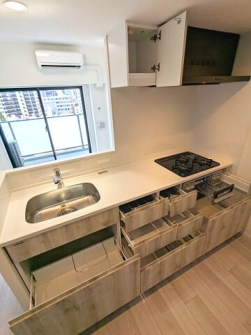 物件内観写真4　(グリル付ガス3口システムカウンターキッチン、奥の物も取り出し)