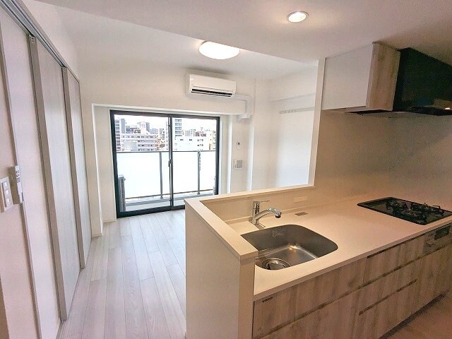 物件内観写真26　(カウンターキッチン、リビングと各洋室にエアコンと照明付きです)