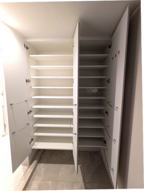 玄関(傘フック付、収納豊富なトールタイプのシューズBOXです)