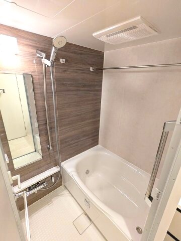 物件内観写真6　(追焚オートバス、浴室換気乾燥機、スライドバー付ワイドシャワー)