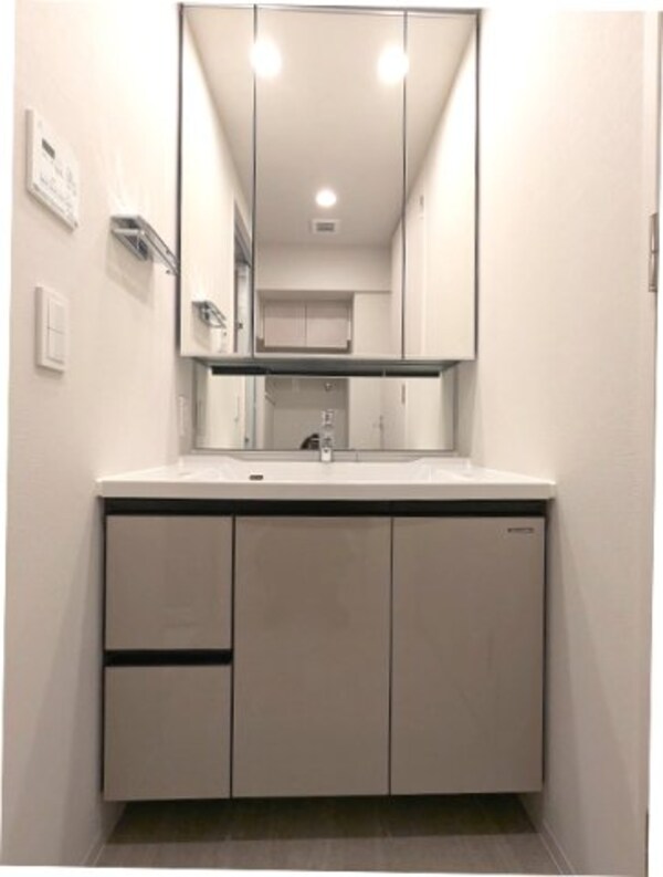 洗面・脱衣所(トイレと独立した洗面室に洗濯機置場も配置、三面鏡付ハンドシャ)