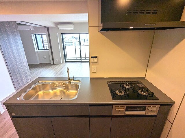物件内観写真5　(グリル付ガス3口システムカウンターキッチン、瀟洒でお手入れ楽)