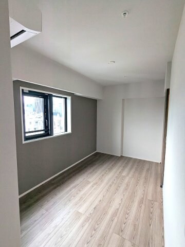 物件内観写真7　(6帖洋室、インターネット無料、エアコン4台付、ウォークインク)