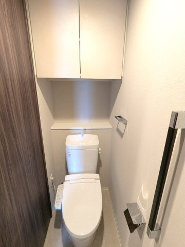 トイレ(洗面室と独立した温水洗浄便座、ペーパーホルダーにスマポストレ)