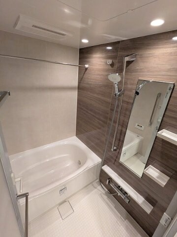 物件内観写真6　(追焚オートバス、浴室換気乾燥機、スライドバー付ワイドシャワー)