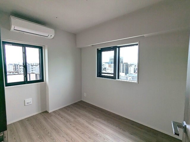 物件内観写真8　(開き戸の4.8帖洋室、2面採光、インターネット無料、エアコン)