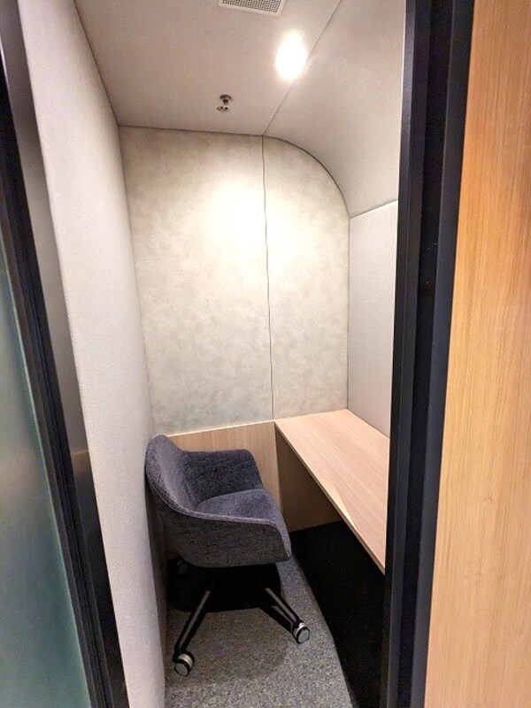 エントランス(1Fワークラウンジ無料wifi完備個別ブースあり)