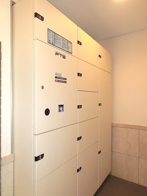 物件外観写真4　(パークキューブ浅草田原町の不在時に便利な宅配ＢＯＸです)