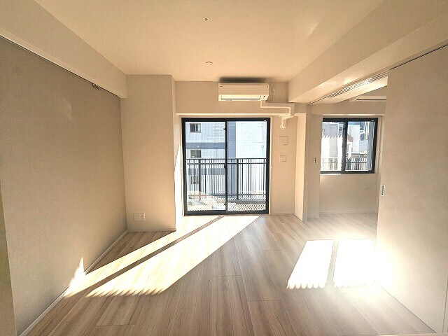 物件内観写真4　(南向き日当り眺望良好
エアコン付
フロアにより室内カラーバリ)