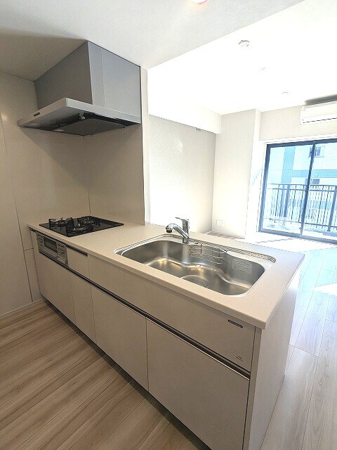 物件内観写真5　(グリル付ガス3口システムカウンターキッチン、瀟洒でお手入れ楽)