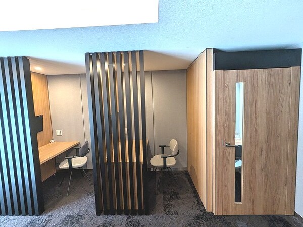建物設備(Wi-Fi完備の2Fビジネスラウンジ、個別ブースもあります)