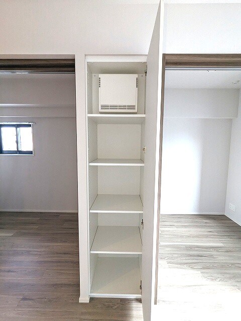 物件内観写真21　(リビングの収納です)