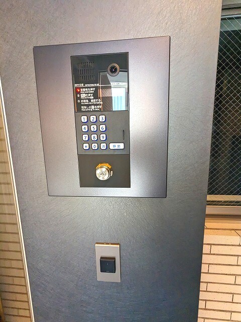 物件外観写真2　(タッチキーのTVモニター付オートロックセキュリティです)
