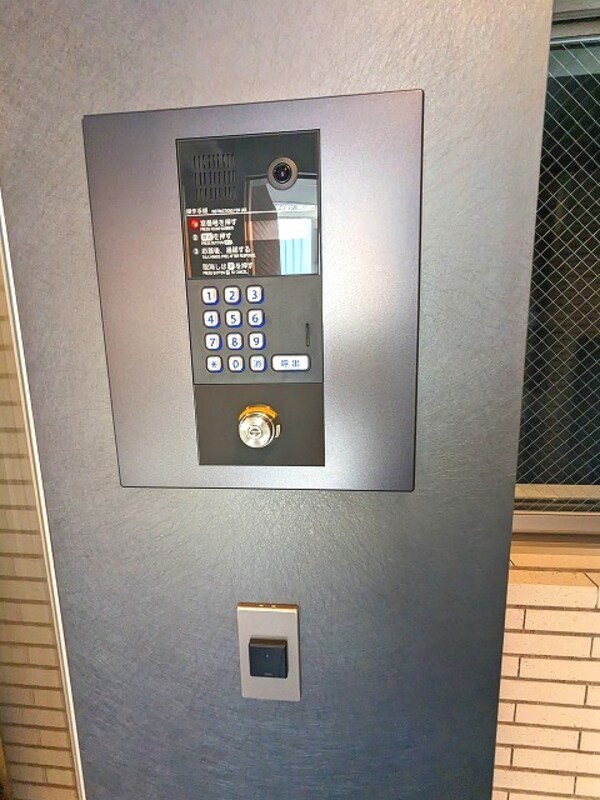 エントランス(タッチキーのTVモニター付オートロックセキュリティです)