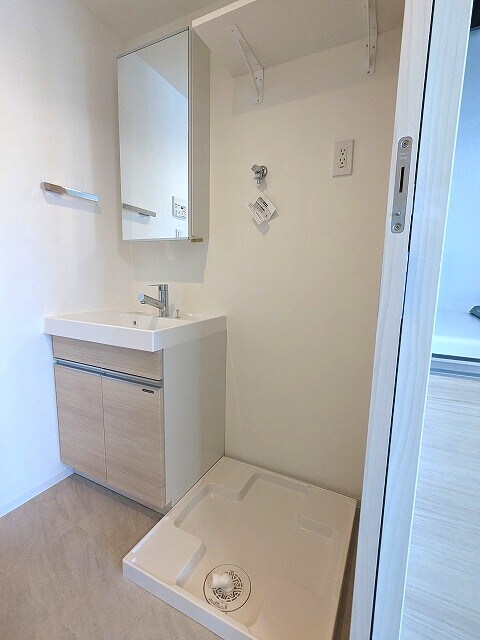 物件内観写真6　(ハンドシャワー付トイレと独立洗面台です。排水口のお手入れし易)