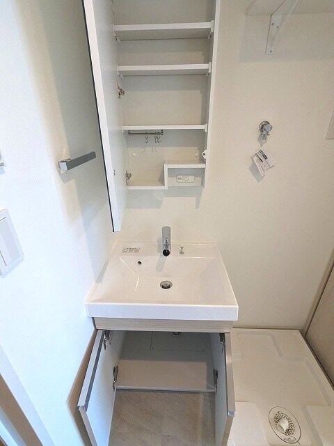 物件内観写真19　(ハンドシャワー付トイレと独立洗面台です。)