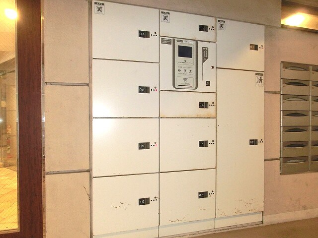 物件外観写真3　(不在時に便利な宅配ＢＯＸです)