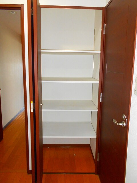 物件内観写真18　(玄関の収納です)