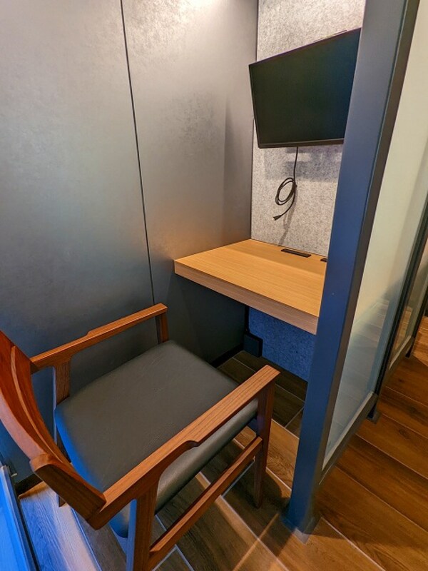 ロビー・ラウンジ(1Fラウンジにリモートワーク対応の半個室デスクスペース2セッ)