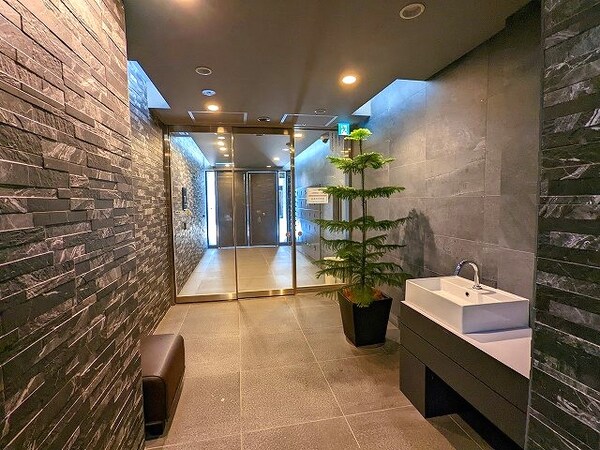 建物設備(コロナ対応の洗面台付きエントランスロビーです)