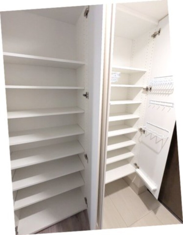 玄関(傘ストック付で収納豊富なトールタイプのシューズBOXです)