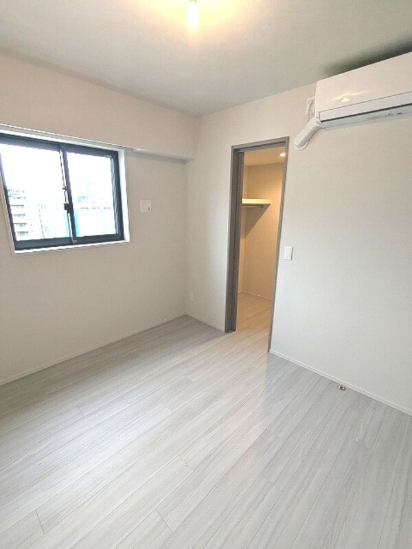 建物設備(5帖洋室、エアコン、ウォークインクローゼット、上層階の窓から)