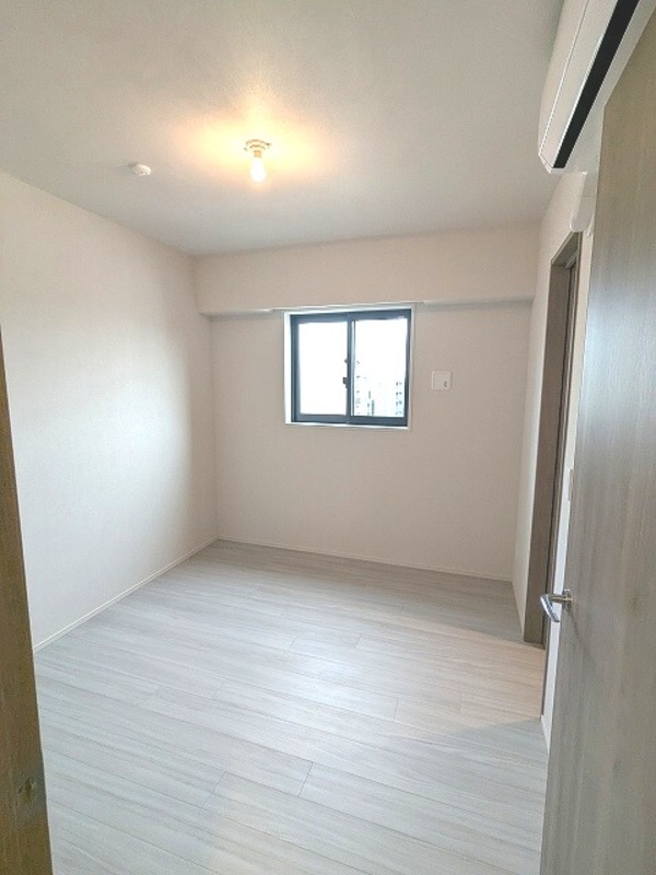 建物設備(5帖洋室、エアコン、ウォークインクローゼット、上層階の窓から)