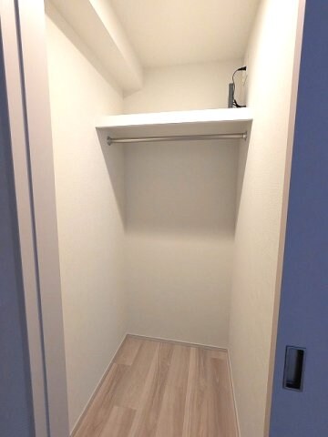 物件内観写真7　(3.3帖洋室のクローゼット)