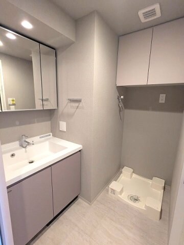 物件内観写真9　(三面鏡付独立洗面台、洗面台下にヘルスメーターストックあり便利)