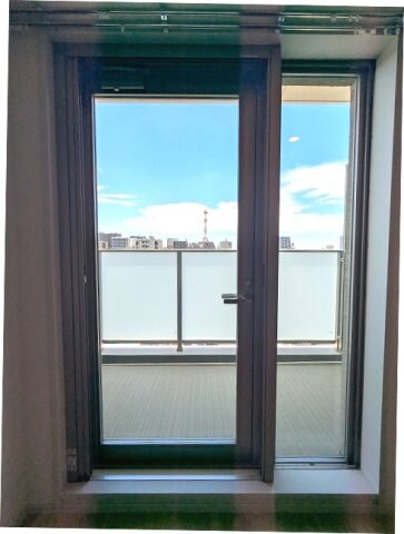 物件内観写真27　(10Fバルコニー日当り眺望良好、室内側にスライド式の網戸で清)