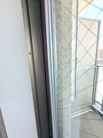 物件内観写真28　(防音性・防犯性・遮熱効果の高いペアガラスの窓です)