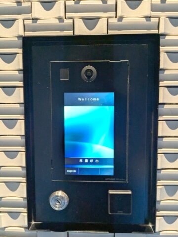 物件外観写真2　(モニター付オートロックは鍵をかざすだけでスムーズにオープンし)