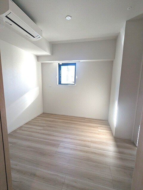 物件内観写真8　(角部屋プライバシー確保された5.1帖洋室、エアコン・クローゼ)