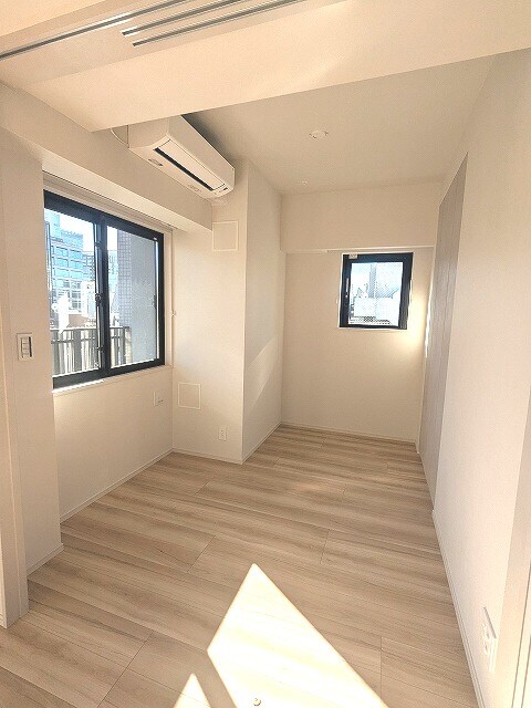 物件内観写真9　(角部屋プライバシー確保された4帖洋室、2面採光南向き日当り眺)