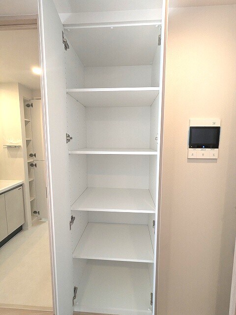 物件内観写真20　(リビングの収納です)