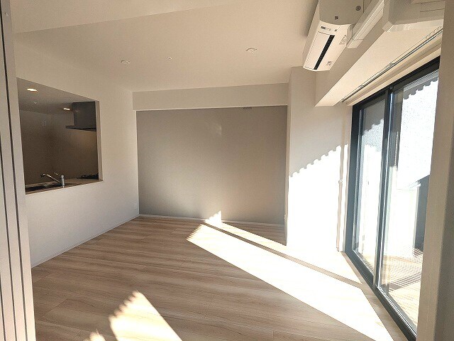 物件内観写真21　(リビング
南向き日当り眺望良好
エアコン付)