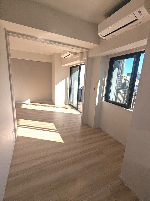 物件内観写真25　(角部屋プライバシー確保された4帖洋室、2面採光南向き日当り眺)