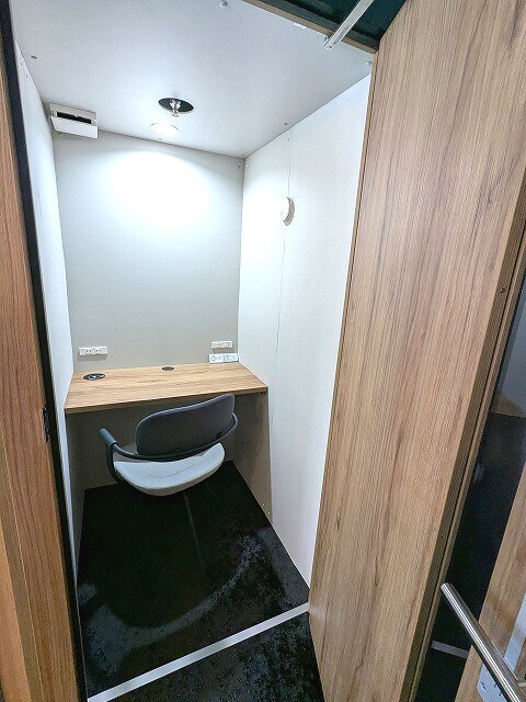 物件内観写真20　(Wi-Fi完備の2Fビジネスラウンジ、扉付き個別ブースもあり)