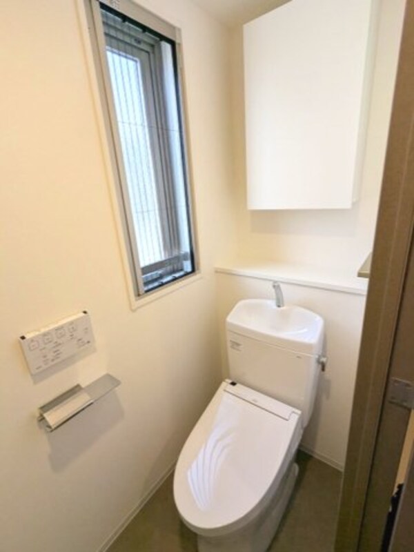 トイレ(洗面室と独立した窓付の温水洗浄便座、ペーパーホルダーにスマホ)