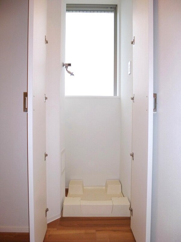 建物設備(洗面室に排水口掃除しやすい足高防水パン)