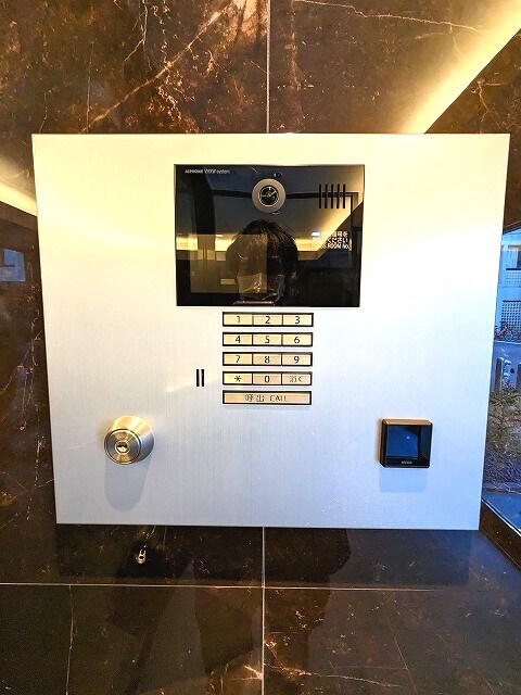 物件外観写真2　(タッチキーのＴＶモニター付きオートロックセキュリティです)