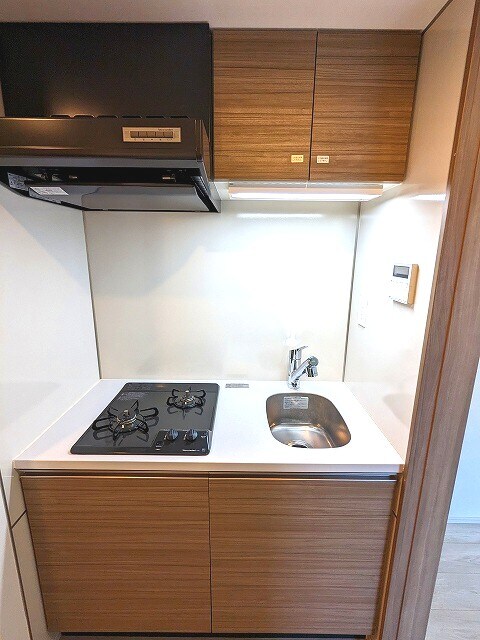 物件内観写真5　(瀟洒でお手入れ楽なガラストップのガス2口システムキッチンです)