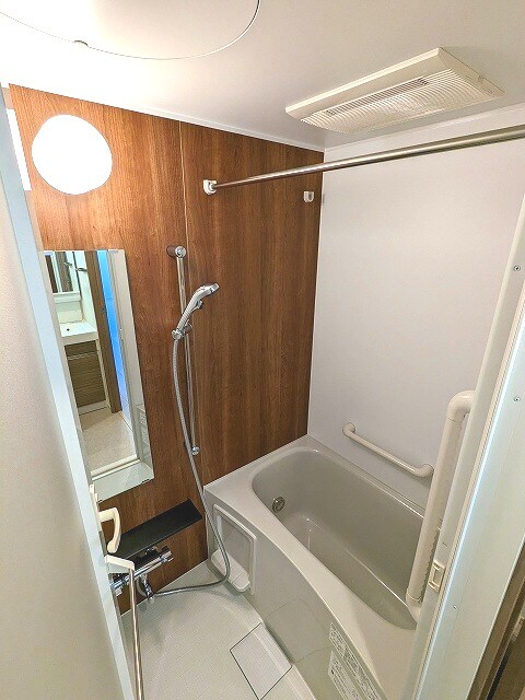 物件内観写真6　(追焚オートバス、浴室換気乾燥機付きです)