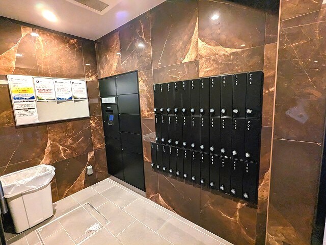 物件外観写真3　(宅配BOXです)