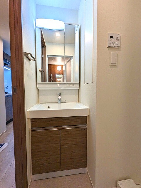 物件内観写真8　(トイレと独立したハンドシャワー付き独立洗面台です)