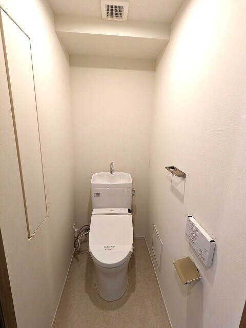 物件内観写真9　(洗面室と独立した温水洗浄便座です)