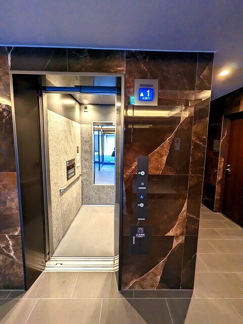 物件内観写真21　(防犯モニター付きセキュリティエレベーターです)