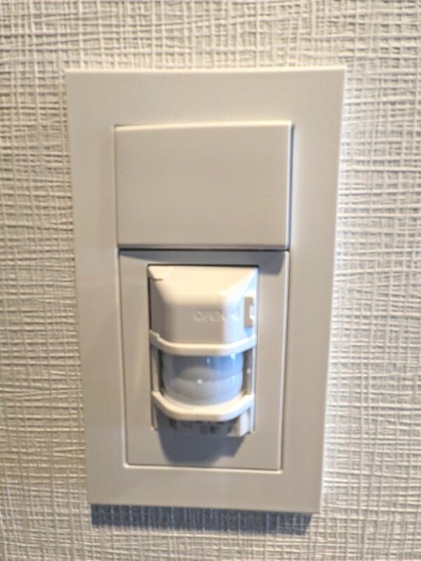 建物設備(人感センサー付き玄関ライトです)