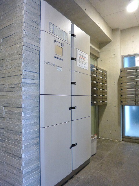 物件外観写真3　(ハイリーフ上野の不在時に便利な宅配ＢＯＸです)