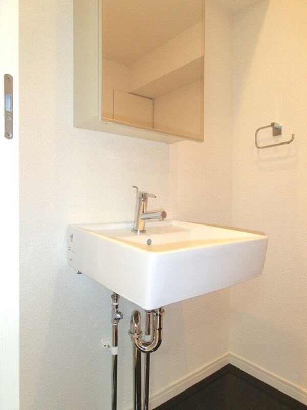 洗面・脱衣所(ハイリーフ上野の１Ｒの身支度しやすい独立洗面台です)